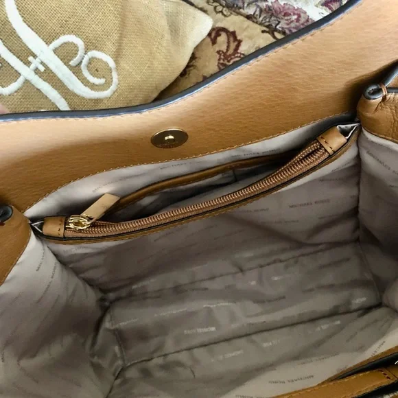 Like new Michael Kors bag with chain strap - Picture 4 of 7